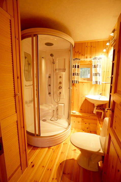Das Bad mit WC und Dusche