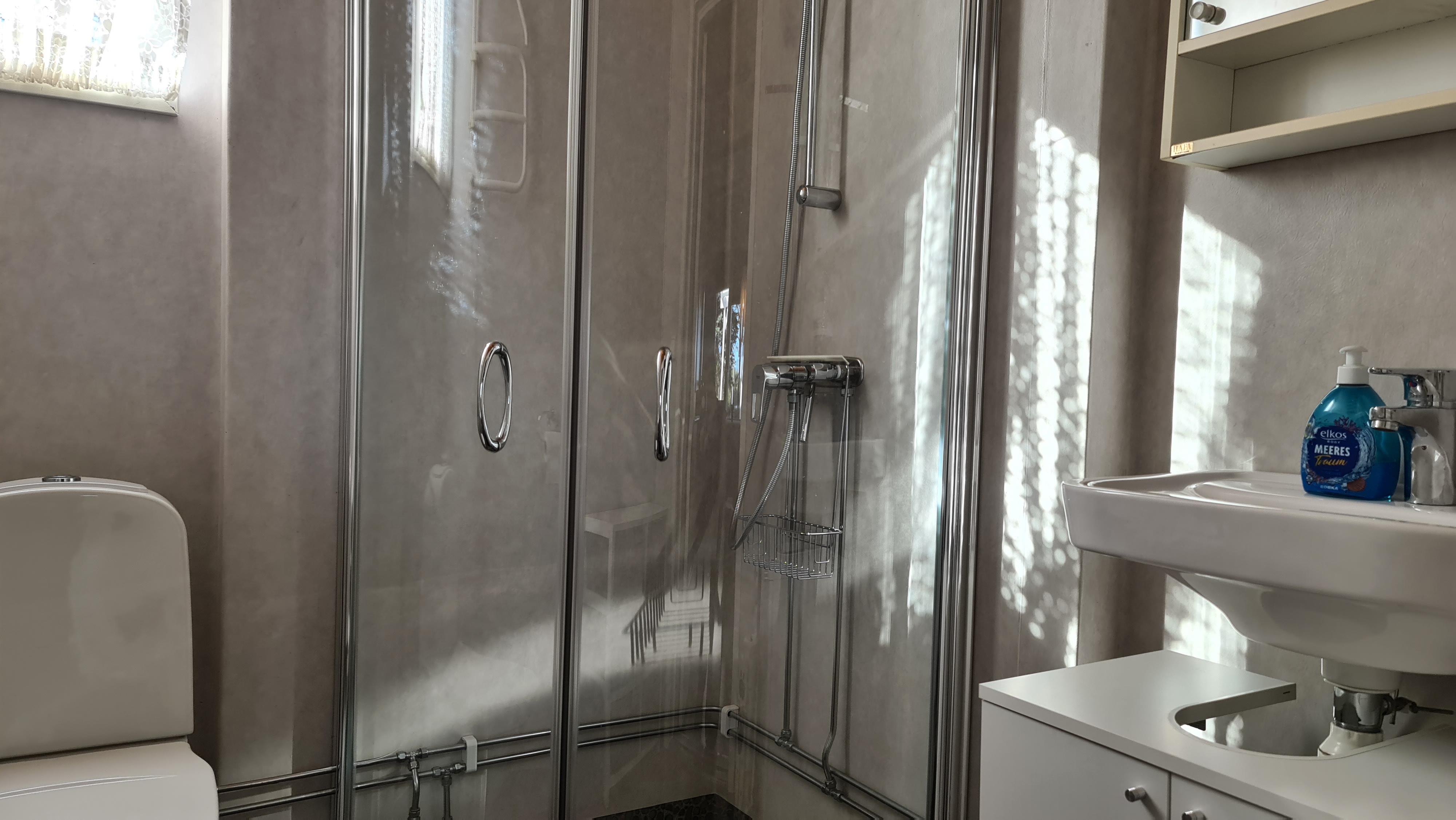 Bad mit Dusche und WC