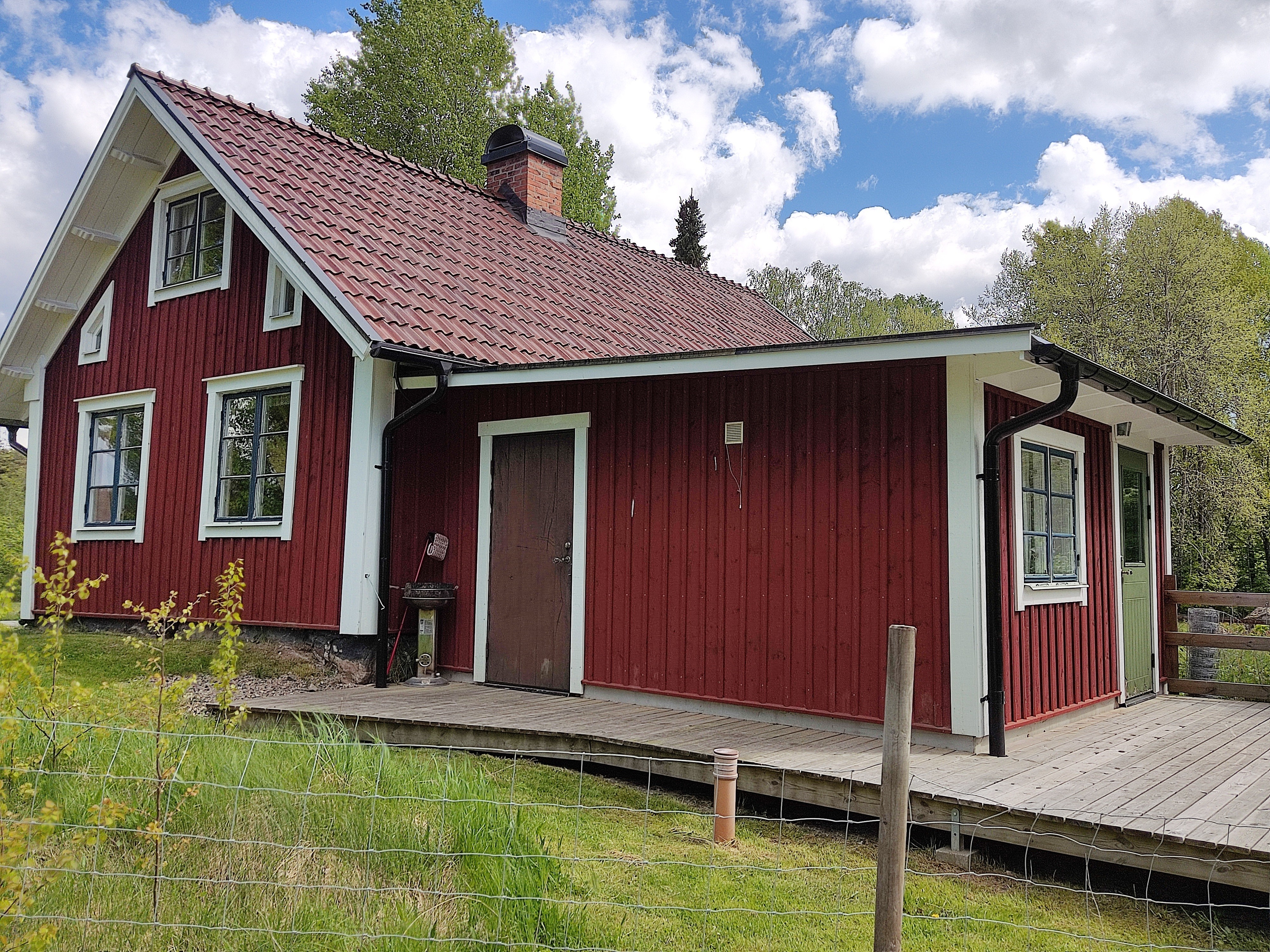 Ferienhaus und Terrasse
