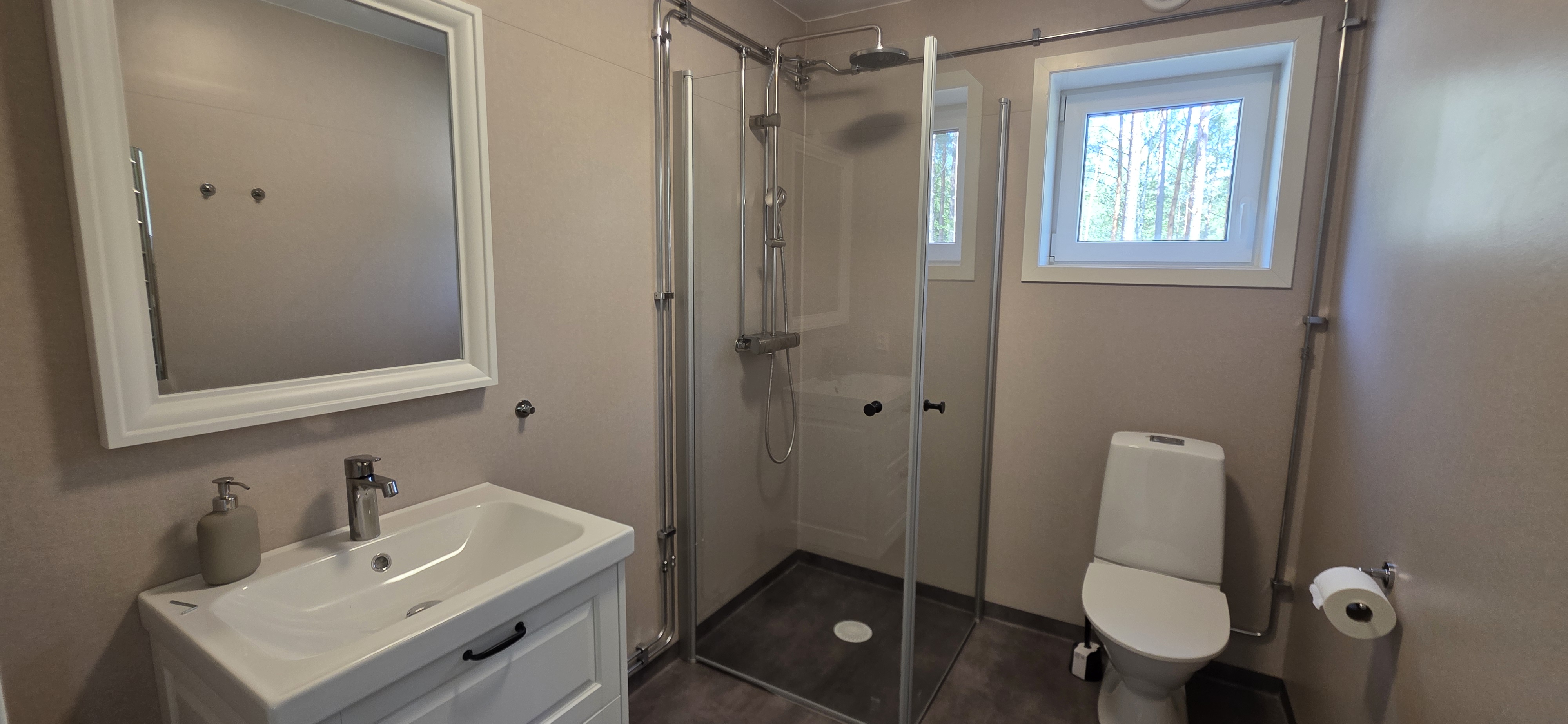 Bad mit Dusche und WC