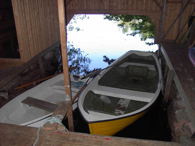 Bootshaus mit 2 Ruderbooten