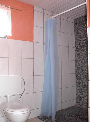 Bad m. Dusche,WC u. WaMa