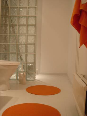Bad mit Dusche und WC