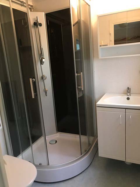 Bad mit WC und Dusche