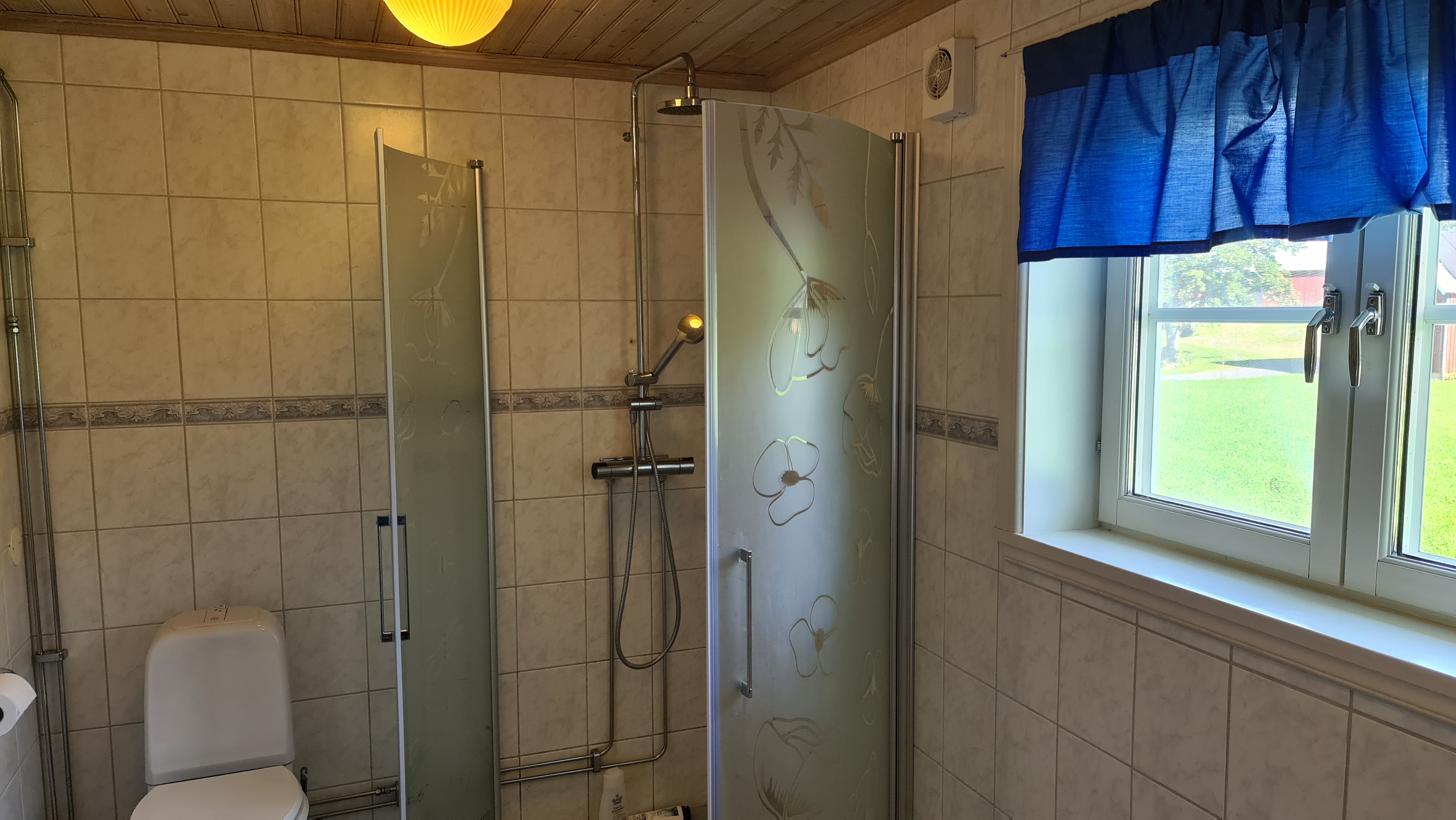 Bad mit Dusche und WC